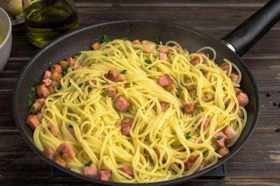 Спагетти с беконом и сливками