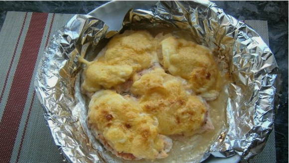 Куриная грудка с ананасами и сыром в духовке