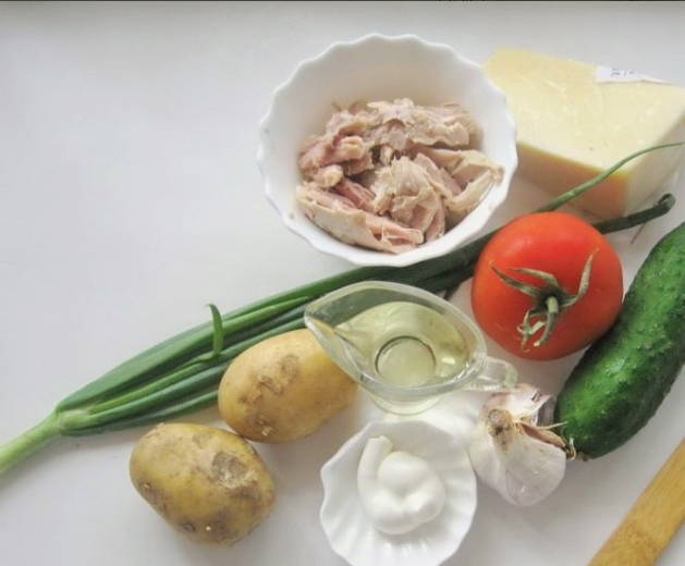 Салат «Муравейник» с курицей и картофельной соломкой