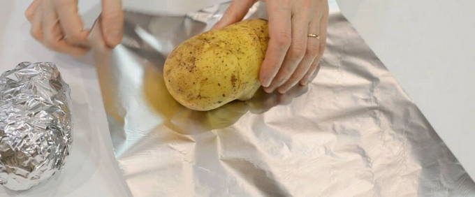 Картофель, запеченный с начинкой в духовке