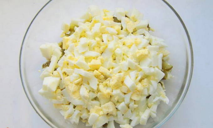Салат с солеными огурцами и яйцами