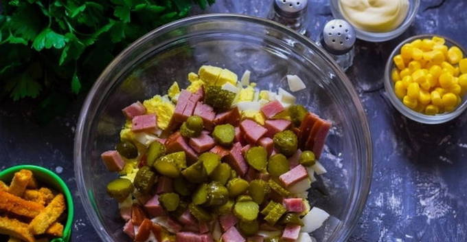 Салат с колбасой, кукурузой и кириешками