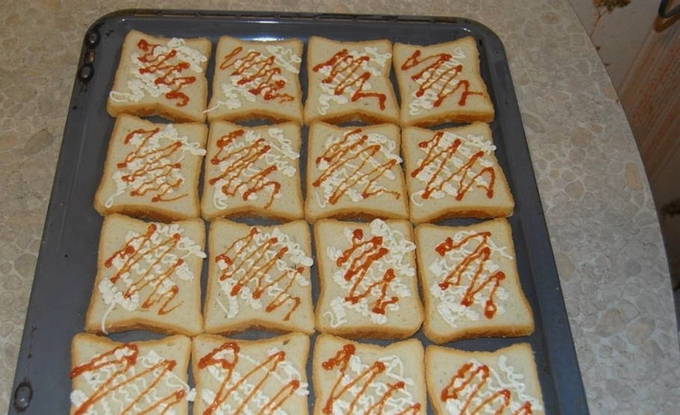 Горячие бутерброды на батоне с колбасой и сыром в духовке