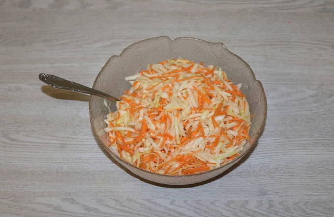 Салат из свежей капусты, моркови с уксусом и маслом, как в столовой