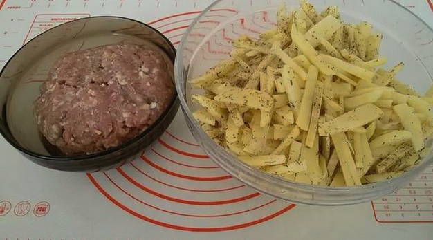 Пирог из дрожжевого теста с мясом и картошкой в духовке