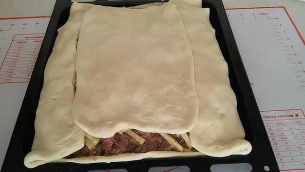 Пирог из дрожжевого теста с мясом и картошкой в духовке