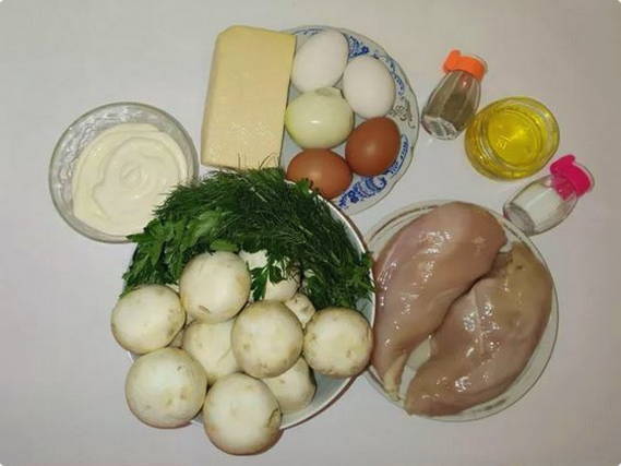 Салат с курицей, жареными шампиньонами и сыром