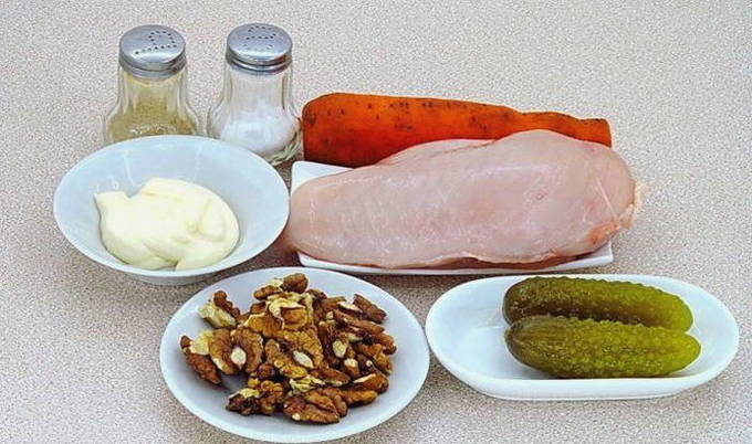 Салат с курицей и грецкими орехами