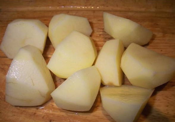 Тушеная картошка с курицей в казане на плите