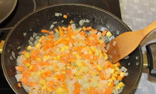 Кабачки с морковью и луком на сковороде. Морковь тушить в сковороде. Как тушить морковь в сковороде.