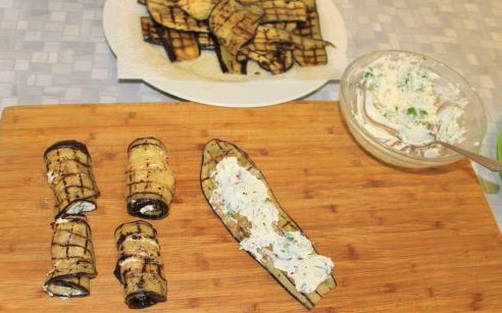 Рулетики из баклажанов с сыром, чесноком и грецкими орехами