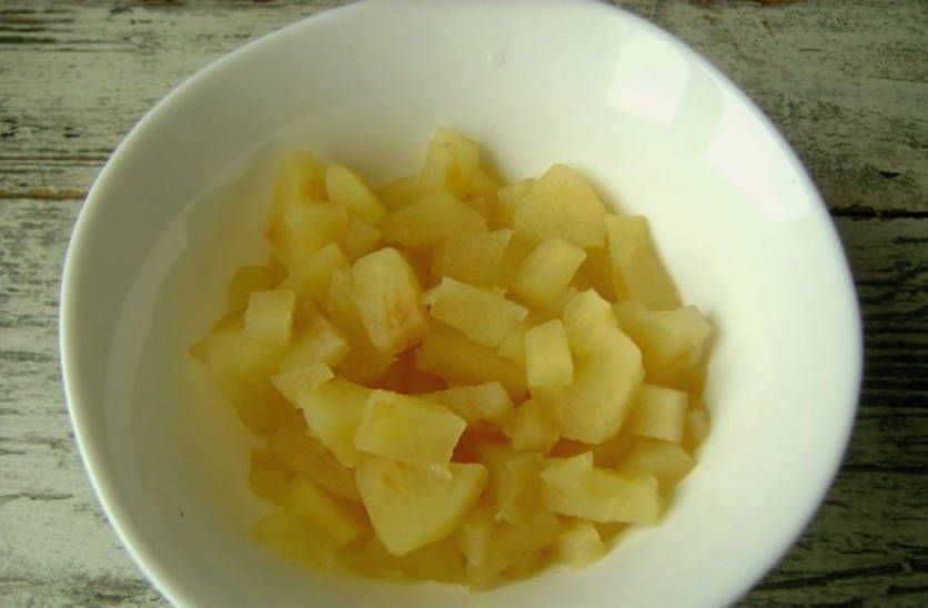 Жареные пирожки с яблоками на сковороде
