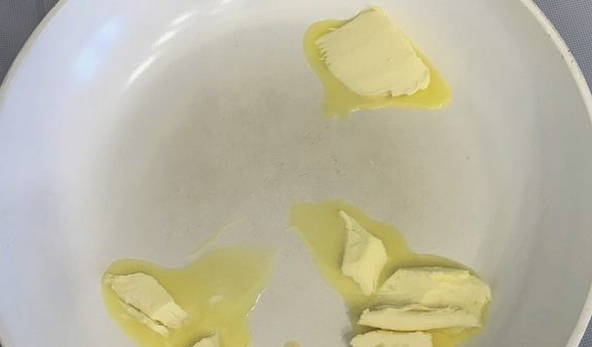 Грибы в сметанном соусе на сковороде