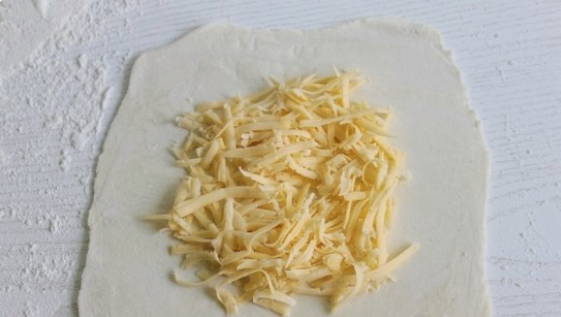 Хачапури из слоеного теста с сыром в духовке
