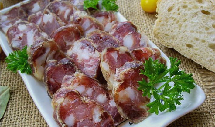 Сыровяленая колбаса из свинины