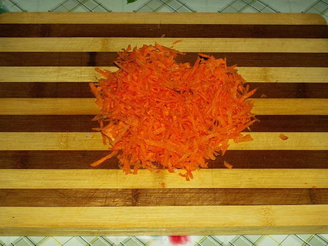 Куриные сердечки в сметане с луком и морковью на сковороде
