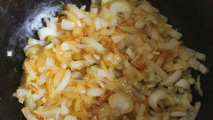 Азу по-татарски из говядины с солеными огурцами с картошкой