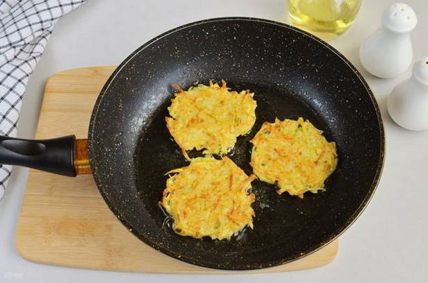 Картофельные драники с яйцом, мукой и луком на сковороде
