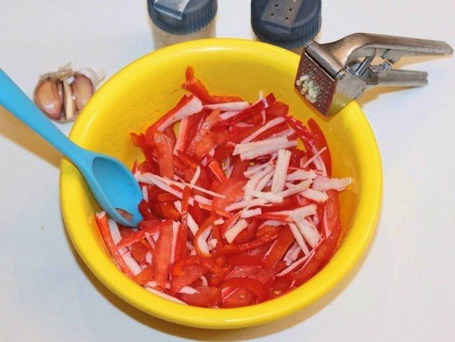 Салат «Красное море» с крабовыми палочками, помидорами и перцем
