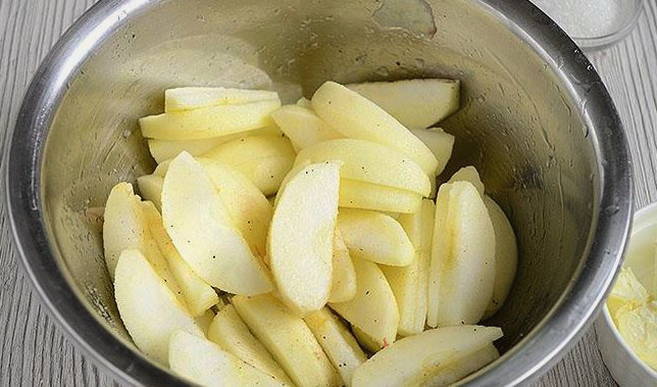 Карамелизация яблок. Карамелизировать яблоки на сковороде. Карамелизированные яблоки на сковороде для начинки. Карамелизированные яблоки на сковороде кусочками. Яблоки карамелизованные на сковороде для начинки.