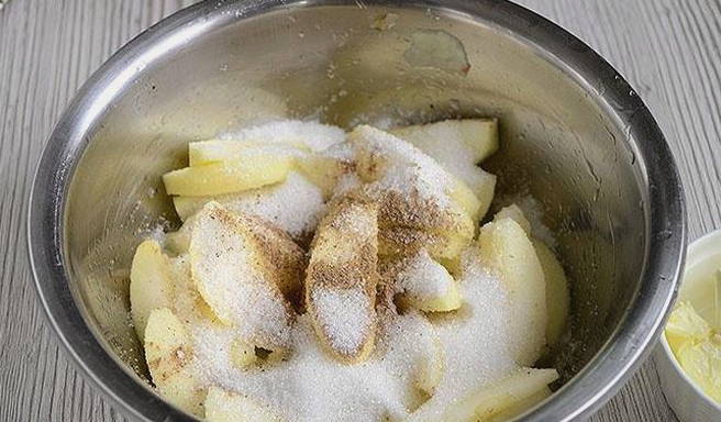 Карамелизированные яблоки для пирога на сковороде