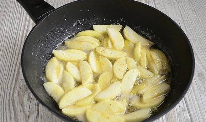 Карамелизированные яблоки для пирога на сковороде