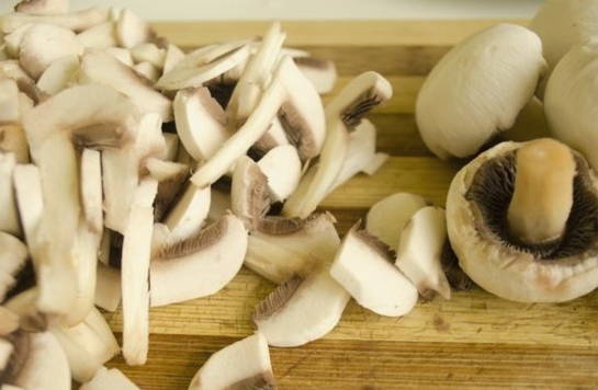Жареные грибы со сметаной