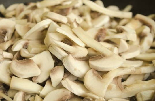Жареные грибы со сметаной
