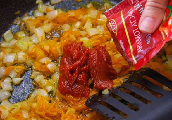 Тефтели в томатном соусе в кастрюле