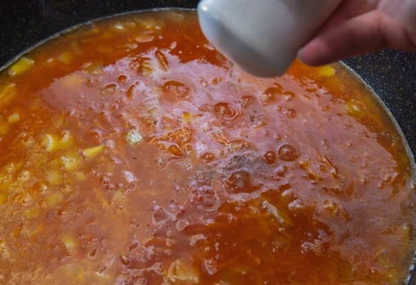 Тефтели в томатном соусе в кастрюле