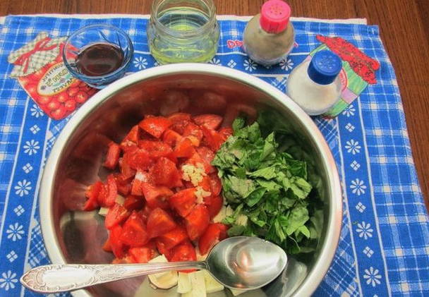 Салат с брынзой и помидорами