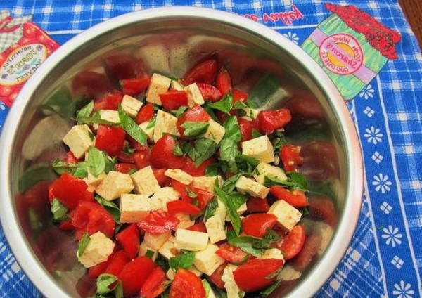Салат с брынзой и помидорами