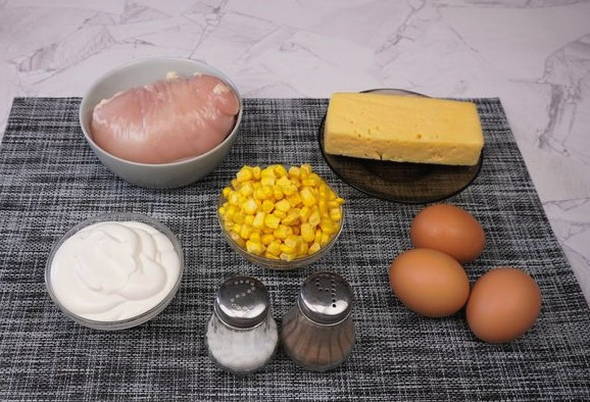 Салат с курицей, яйцом, сыром и кукурузой