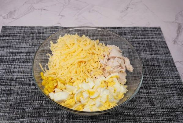 Салат с курицей, яйцом, сыром и кукурузой