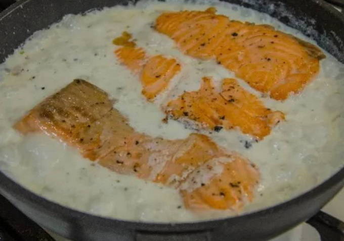 Рыба в сливочном соусе на сковороде