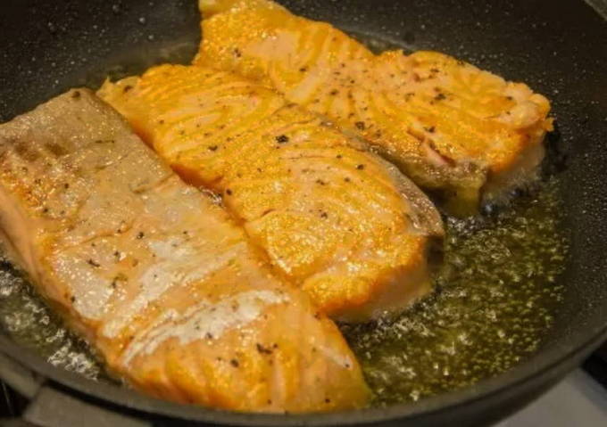 Рыба в сливочном соусе на сковороде
