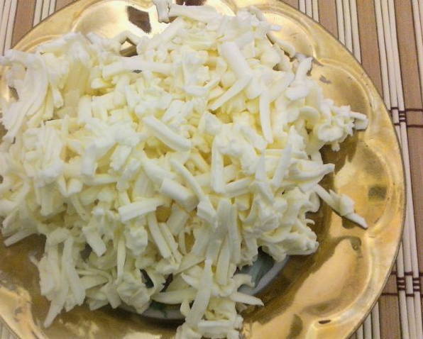 Салат с плавленым сыром и яйцом