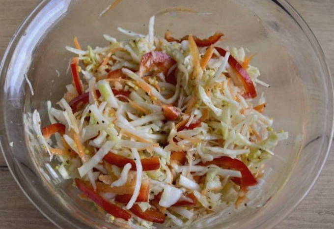 Салат из капусты с болгарским перцем и морковью с уксусом