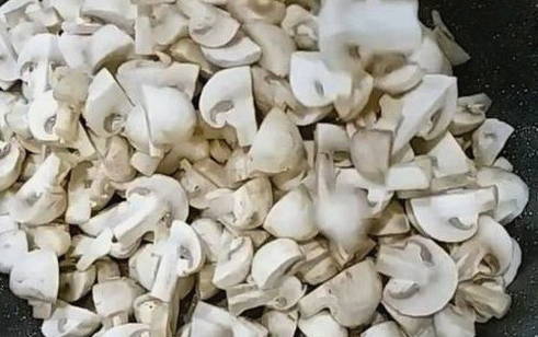 Жареные грибы с луком и сметаной