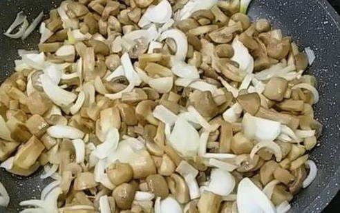 Жареные грибы с луком и сметаной