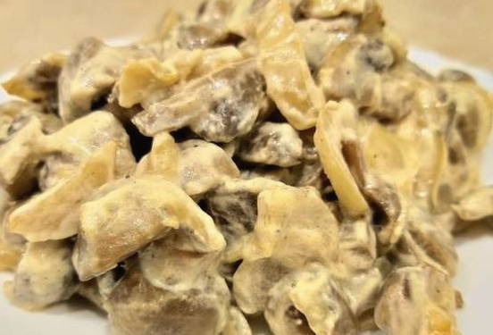 Лесные грибы в сметане: рецепт - Лайфхакер