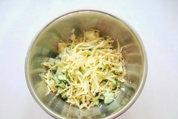 Салат со свежим огурцом и яйцом