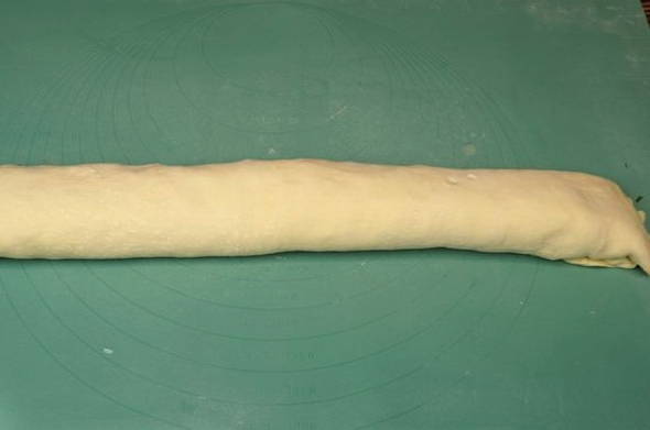 Рулетики из слоеного теста с колбасой и сыром в духовке
