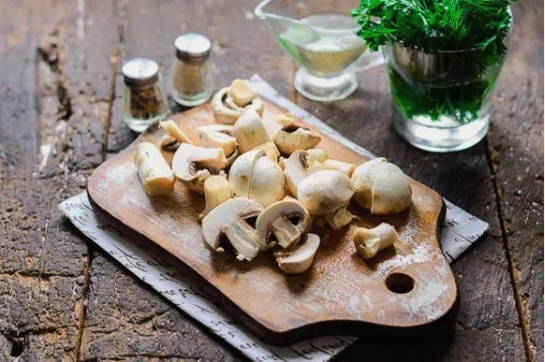 Картошка с грибами в горшочках в духовке