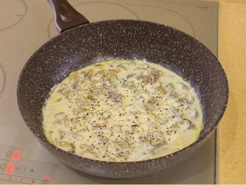 Паста с морепродуктами в сливочном соусе с сыром