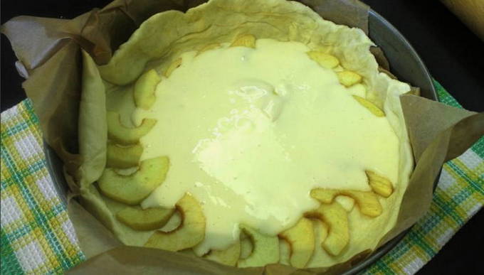 Яблочный пирог со сметаной заливкой