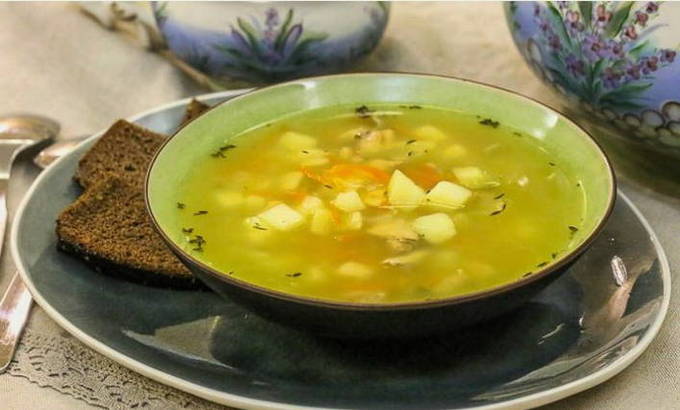 Суп из горбуши с рисом - Лайфхакер