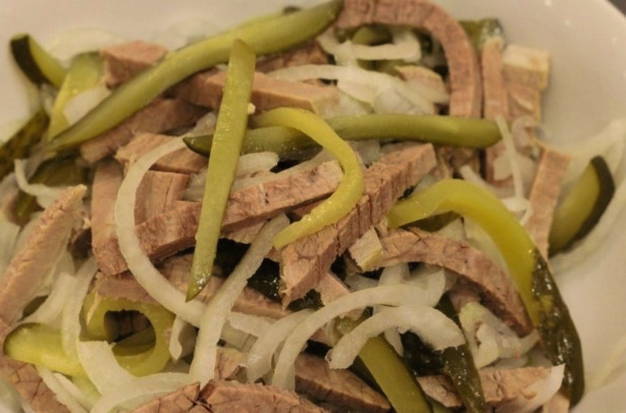 Шахтерский салат с мясом и солеными огурцами