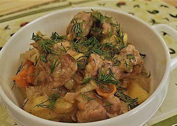 Тушеная картошка с мясом в кастрюле