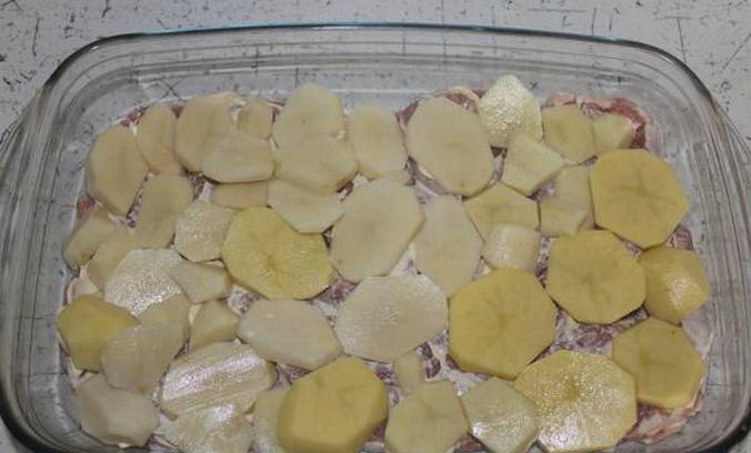 Свинина с грибами и картошкой в духовке